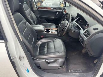 Volkswagen Touareg 3.0 TDI V6 BlueMotion Tech SE Tiptronic 4WD Euro 5 (s/s) 5dr