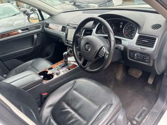 Volkswagen Touareg 3.0 TDI V6 BlueMotion Tech SE Tiptronic 4WD Euro 5 (s/s) 5dr