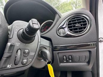 Renault Clio 1.6 VVT Dynamique TomTom Auto Euro 5 5dr