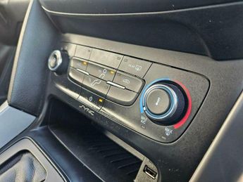 Ford Focus 1.6 Zetec Powershift Euro 6 5dr