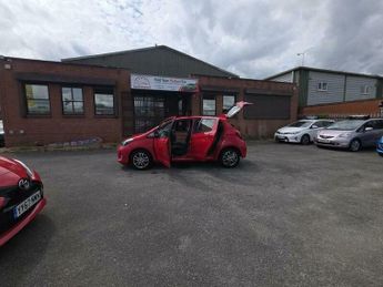 Toyota Yaris 1.33 Dual VVT-i Design Hatchback 5dr Petrol Multidrive S Euro 6 