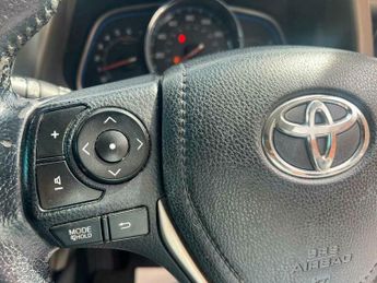 Toyota RAV4 2.2 D-CAT Invincible Auto 4WD Euro 5 5dr