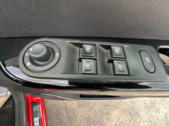 Renault Captur 1.2 TCe ENERGY Signature Nav Auto Euro 6 (s/s) 5dr