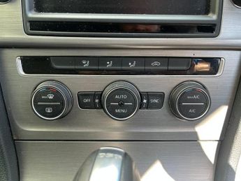 Volkswagen Golf 1.2 TSi Bluemotion Technology SE DSG 5DR