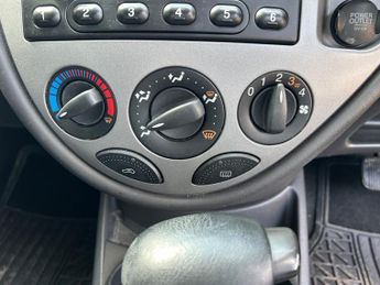 Ford Focus ZETEC PART/EX TO CLEAR FULL SERVICE HISTORY 17 STAMPS 10 MONTH M