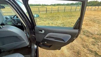 Ford Fiesta 1.6 Ghia 5dr