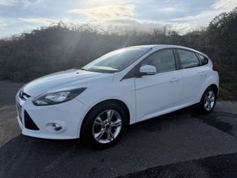 Ford Focus 1.6 Zetec Hatchback 5dr Petrol Powershift Euro 5 (125 ps)