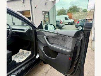 Tesla Model Y LONG RANGE AWD