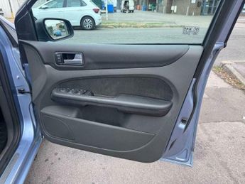 Ford Focus 1.6 Ghia 5dr