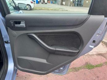 Ford Focus 1.6 Ghia 5dr
