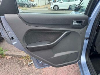 Ford Focus 1.6 Ghia 5dr