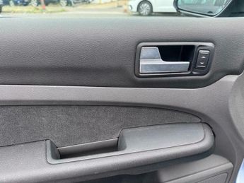 Ford Focus 1.6 Ghia 5dr