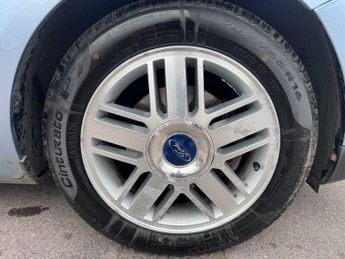 Ford Focus 1.6 Ghia 5dr