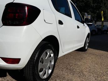 Dacia Sandero AMBIANCE 1.0 SCE. 9 Service Stamps.
