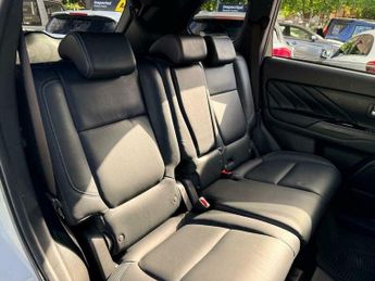 Mitsubishi Outlander 2.4h TwinMotor 13.8kWh 4h CVT 4WD Euro 6 (s/s) 5dr