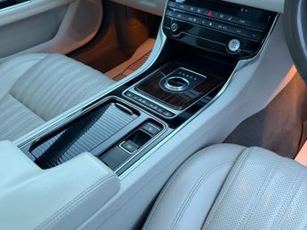 Jaguar XF 2.0d Portfolio Sportbrake 5dr Diesel Auto AWD Euro 6 (s/s) (240 