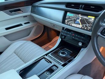 Jaguar XF 2.0d Portfolio Sportbrake 5dr Diesel Auto AWD Euro 6 (s/s) (240 