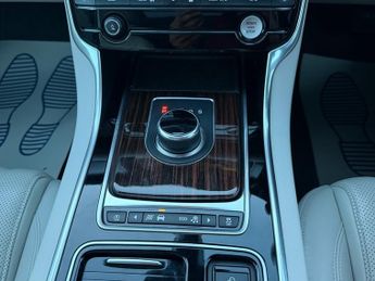 Jaguar XF 2.0d Portfolio Sportbrake 5dr Diesel Auto AWD Euro 6 (s/s) (240 