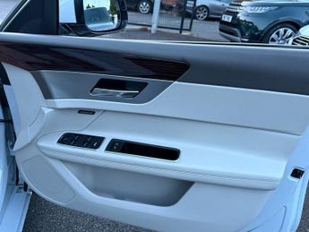 Jaguar XF 2.0d Portfolio Sportbrake 5dr Diesel Auto AWD Euro 6 (s/s) (240 