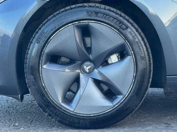 Tesla Model 3 Standard Range Plus Auto RWD 4dr