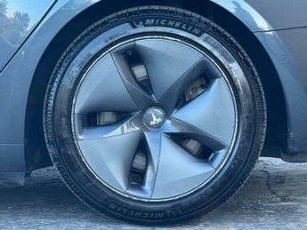 Tesla Model 3 Standard Range Plus Auto RWD 4dr