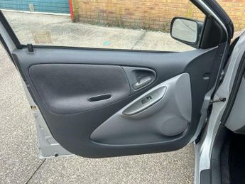 Toyota Yaris 1.3 VVT-i 16v CDX 5dr