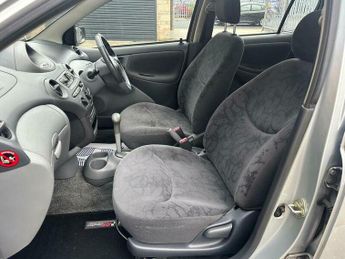 Toyota Yaris 1.3 VVT-i 16v CDX 5dr