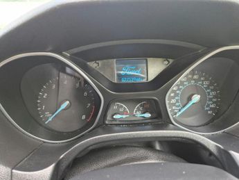 Ford Focus 1.6 Zetec Hatchback 5dr Petrol Powershift Euro 5 (125 ps)