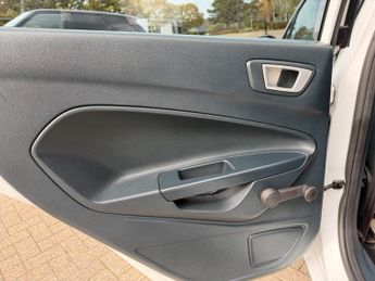Ford Fiesta 1.4 Zetec Hatchback 5dr Petrol Automatic (154 g/km, 94 bhp)