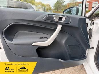 Ford Fiesta 1.4 Zetec Hatchback 5dr Petrol Automatic (154 g/km, 94 bhp)