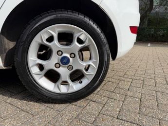Ford Fiesta 1.4 Zetec Hatchback 5dr Petrol Automatic (154 g/km, 94 bhp)