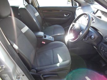 Renault Grand Scenic 1.5 dCi Dynamique TomTom MPV 5dr Diesel EDC Euro 5 (110 ps)