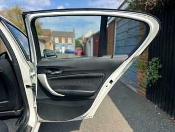 BMW 1 SERIES 1.6 116i SE Hatchback 5dr Petrol KV12HFL