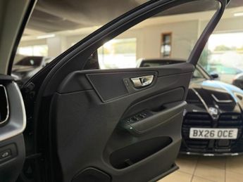 Volvo XC60 B5 MOMENTUM [5X SERVICES, SAT NAV, LEATHER, HEATED SEATS & REVER