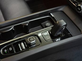 Volvo XC60 B5 MOMENTUM [5X SERVICES, SAT NAV, LEATHER, HEATED SEATS & REVER