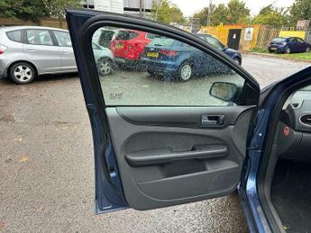 Ford Focus 1.6 Ghia 5dr