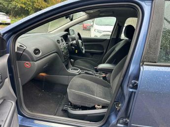 Ford Focus 1.6 Ghia 5dr
