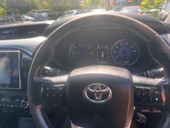 Toyota Hilux INVINCIBLE 4WD D-4D DCB