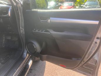 Toyota Hilux INVINCIBLE 4WD D-4D DCB