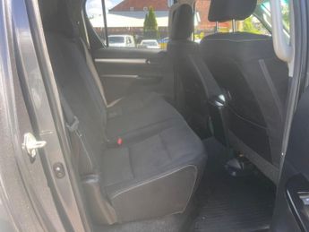 Toyota Hilux INVINCIBLE 4WD D-4D DCB