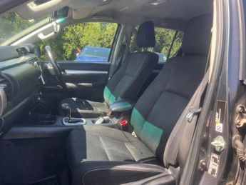 Toyota Hilux INVINCIBLE 4WD D-4D DCB