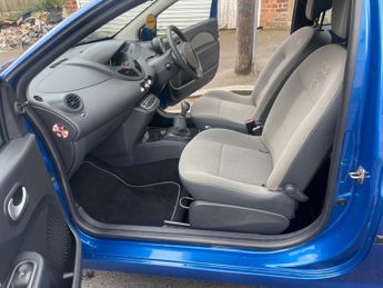 Renault Twingo 1.2 16V I-Music Hatchback 3dr Petrol Manual Euro 4 (75 ps)