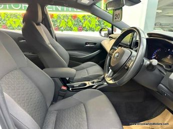 Toyota Corolla 1.8 ICON TECH [SAT NAV, HEATED SEATS & REVERSE CAMERA]