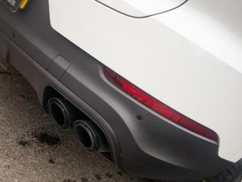 Porsche Cayenne E Hybrid V6 PLATINUM EDITION - Huge Spec - Adaptive Air Suspensi