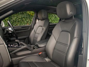 Porsche Cayenne E Hybrid V6 PLATINUM EDITION - Huge Spec - Adaptive Air Suspensi