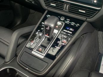 Porsche Cayenne E Hybrid V6 PLATINUM EDITION - Huge Spec - Adaptive Air Suspensi