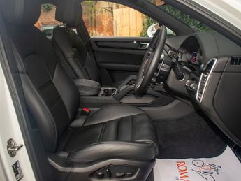 Porsche Cayenne E Hybrid V6 PLATINUM EDITION - Huge Spec - Adaptive Air Suspensi