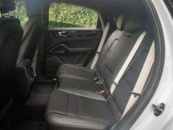 Porsche Cayenne E Hybrid V6 PLATINUM EDITION - Huge Spec - Adaptive Air Suspensi