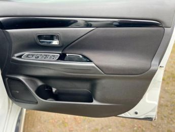 Mitsubishi Outlander PHEV REFLEX PLUS COMMERCIAL