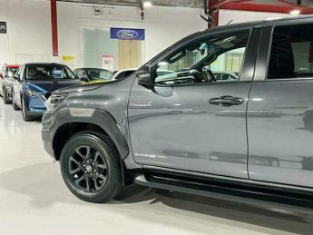 Toyota Hilux 2.8 D-4D Invincible X Auto 4WD Euro 6 (s/s) 4dr